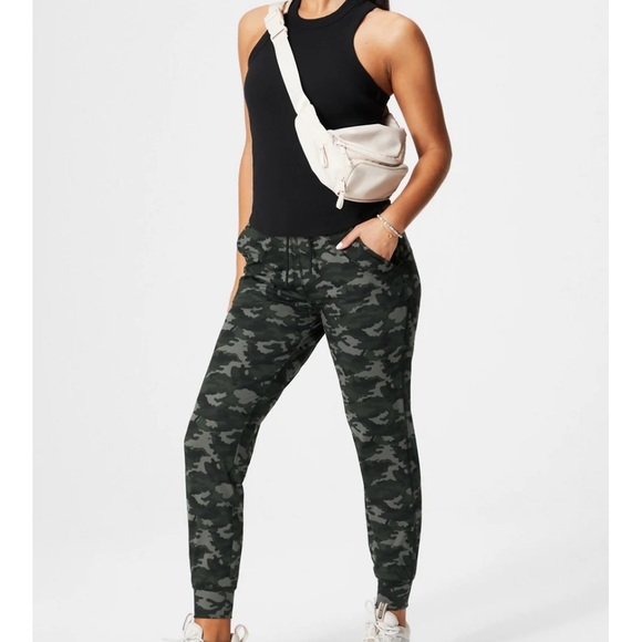 Fabletics High-Waisted Performance Jogger Camo Charcoal NWT - Picture 11 of 12